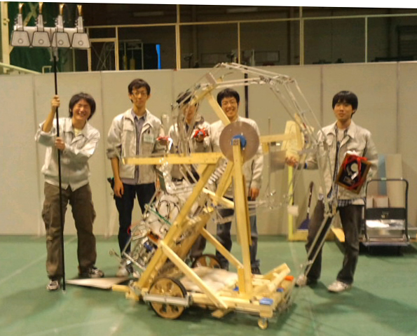 製作したロボットの後ろに、そのメンバー5人で集合写真